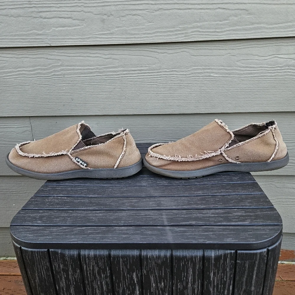 CROCS Men's Santa Cruz Loafer Size 8 Tan Canvas Frayed Edge Shoe Triple Comfort
